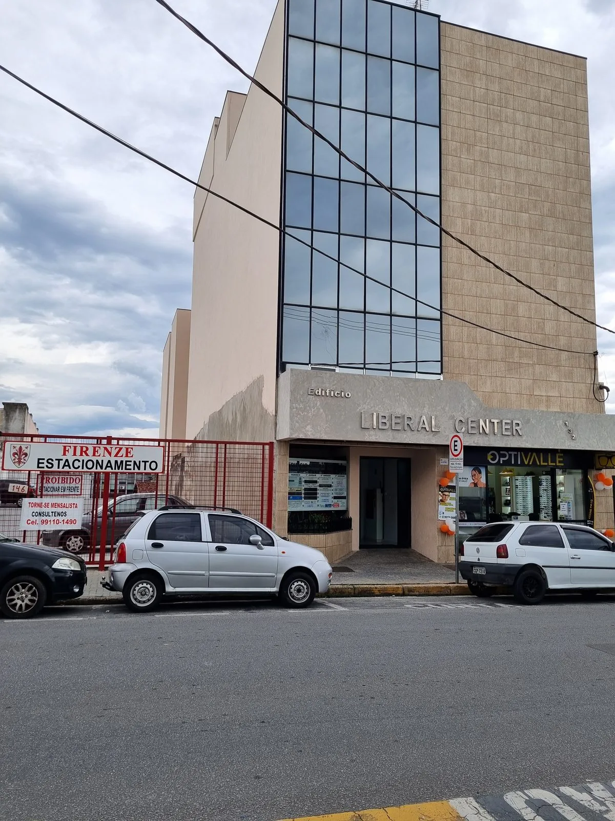Fachada do Edifício Liberal Center, onde fica a clínica