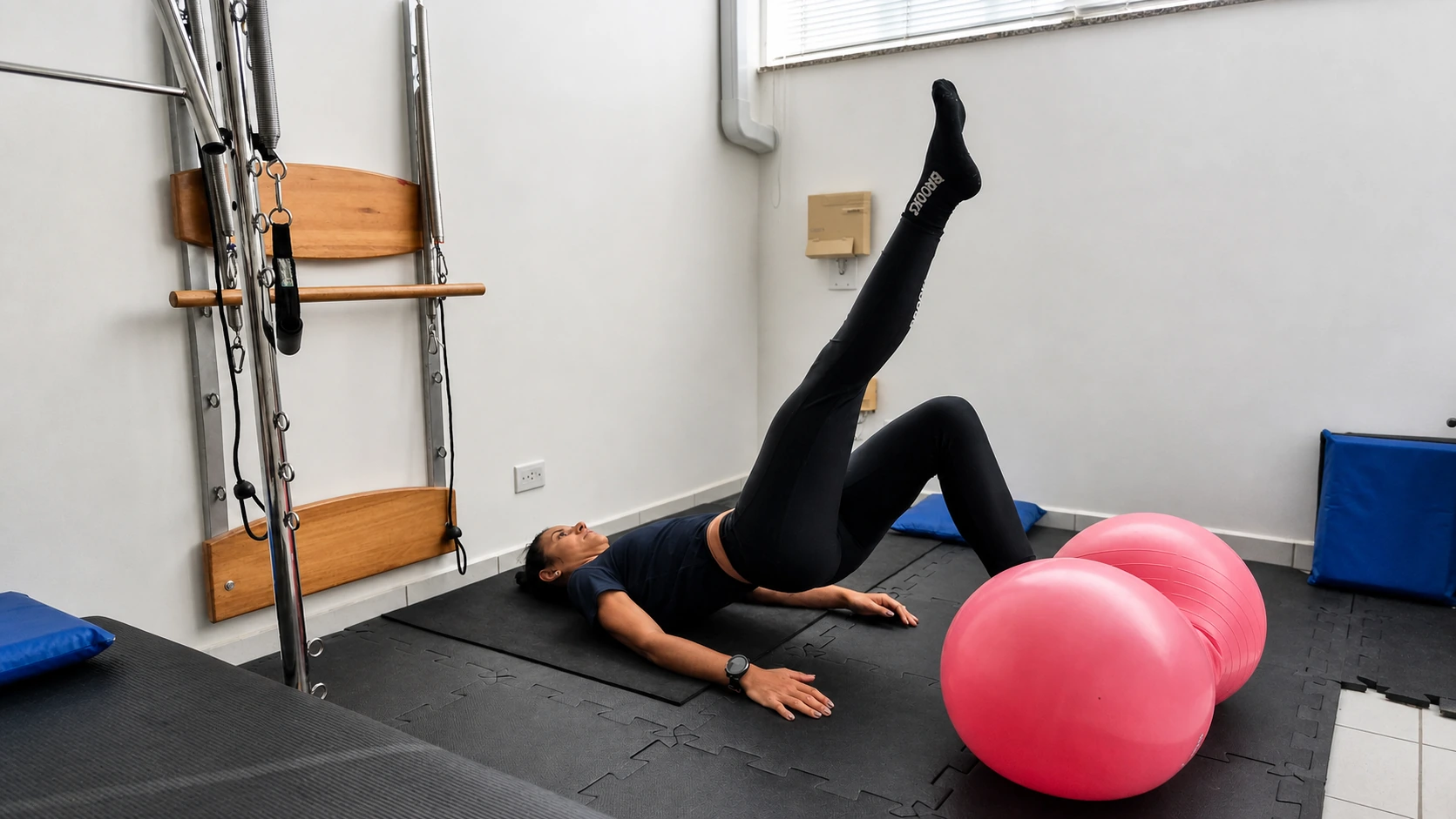 Paciente em exercício orientado no estúdio da Clínica Dyogo Oliveira
